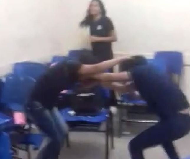 ASSISTA Alunas Saem Na Porrada Dentro De Sala De Aula E Colegas